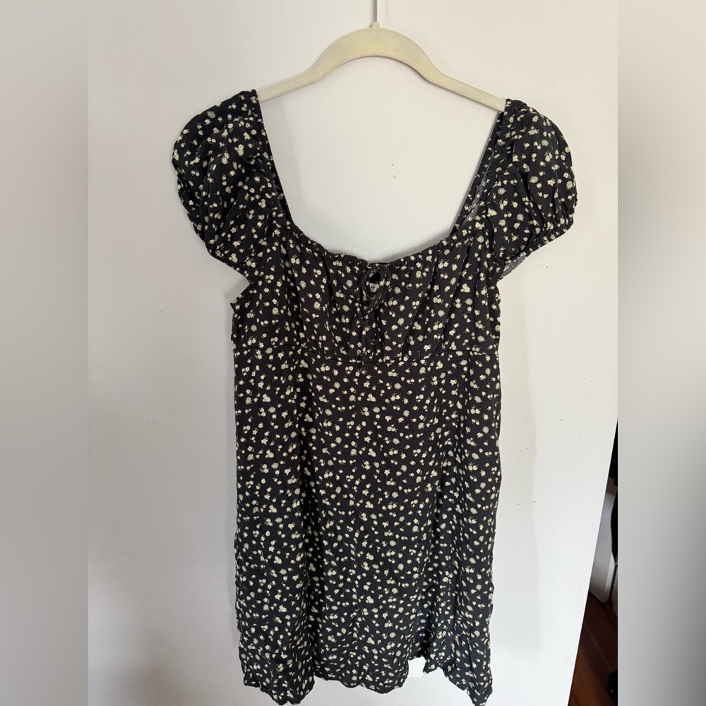 American Eagle Outfitters Black and White Ruffled Puff Sleeve Top